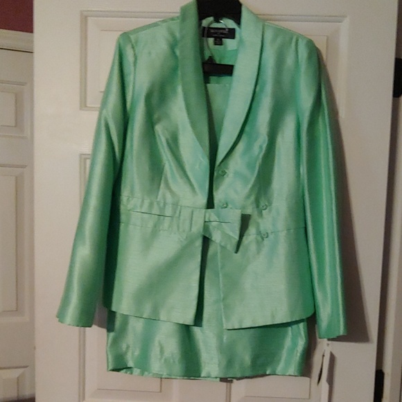 Signature by Larry Levine Dresses & Skirts - Suit Signature by Larry Levine Dresses & Skirts - Suit